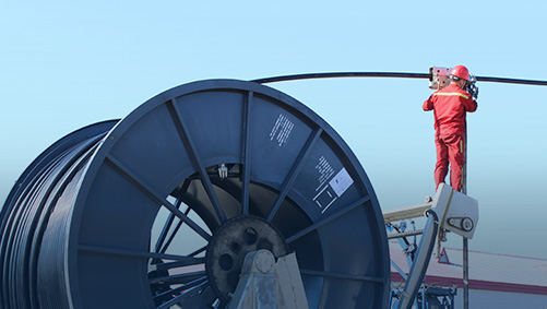 测井：利用电缆作为井下仪器的供电和信号通道，应用穿电缆工艺，对水平井和大斜度井进行检测。